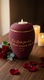 Weinrote Urne mit goldenem Spruch, Herz und goldenem Teelicht-Einsatz im Deckel