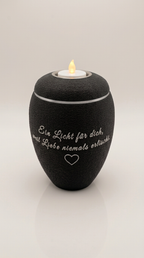 Schwarze Urne mit silbernen Spruch, Herz und silbernen Teelicht-Einsatz im Deckel