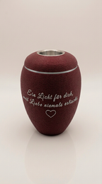 Weinrote Urne mit silbernen Spruch, Herz und silbernen Teelicht-Einsatz im Deckel