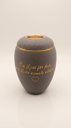 Graue Urne mit goldenem Spruch, Herz und goldenem Teelicht-Einsatz im Deckel