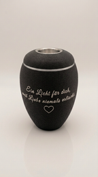 Schwarze Urne mit silbernen Spruch, Herz und silbernen Teelicht-Einsatz im Deckel