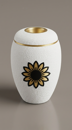 Weiße Urne mit goldener Sonnenblume und LED-Teelicht im Deckel.
